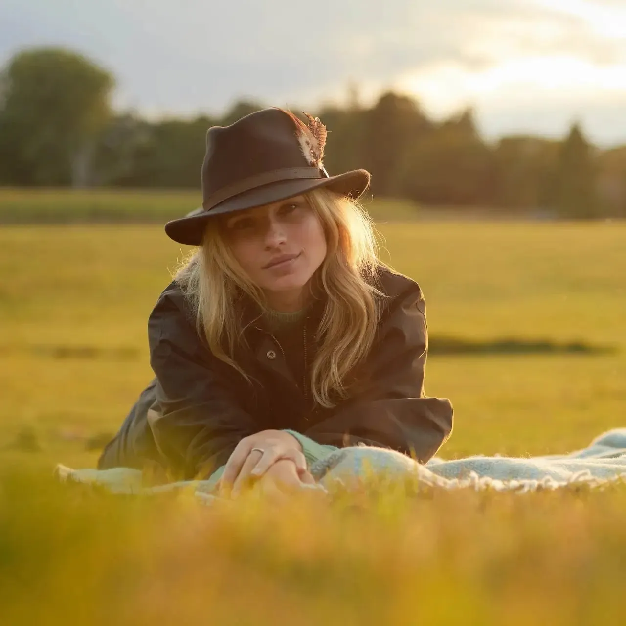 HICKS & BROWN Ladies Suffolk Fedora Hat - Gamebird Feather - Dark Brown